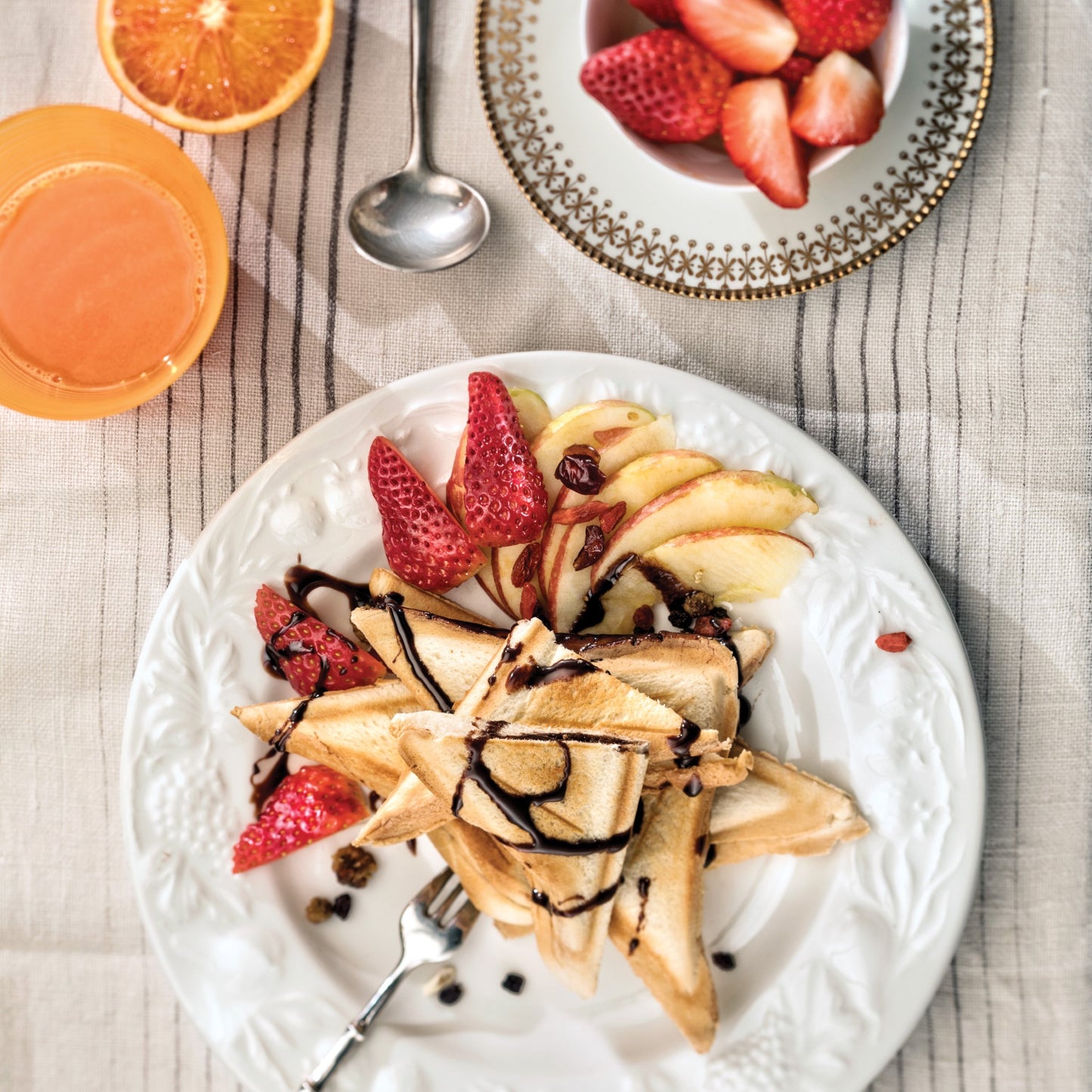 KENWOOD 4 Slots 2-in-1 Sandwich Maker & Grill (180° Open Flat for Using as a Griddle) with 2 Sets of Non Stick Multifunctional Plates for Grilling and Toasted Sandwiches SMP94.A0WH White