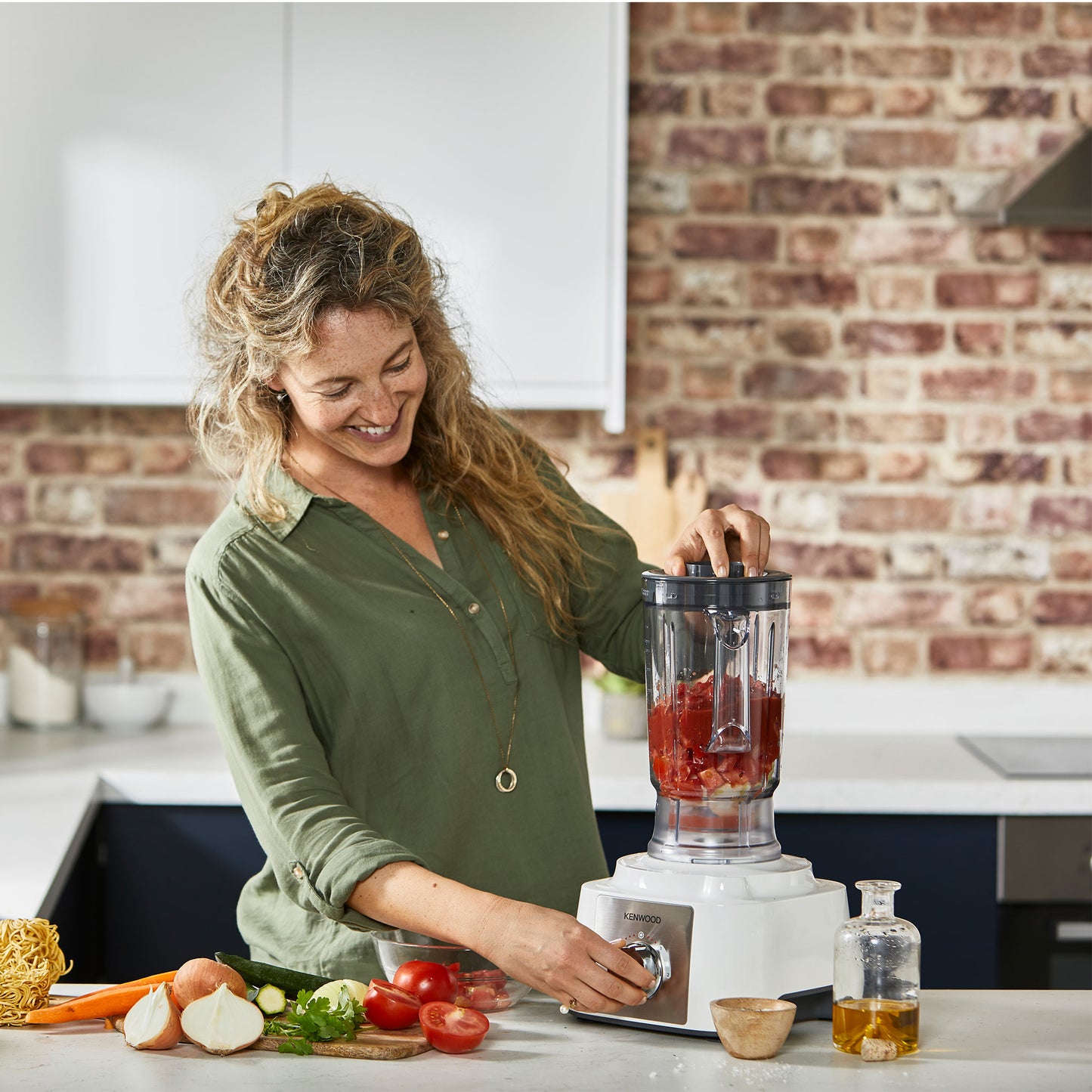 Kenwood Food Processor 1000W Multi-Functional With 3 Stainless Steel Disks, Blender, Grinder Mill, Juicer Extractror, Whisk, Dough Maker, CitrUS Juicer Fdp65.750Wh White