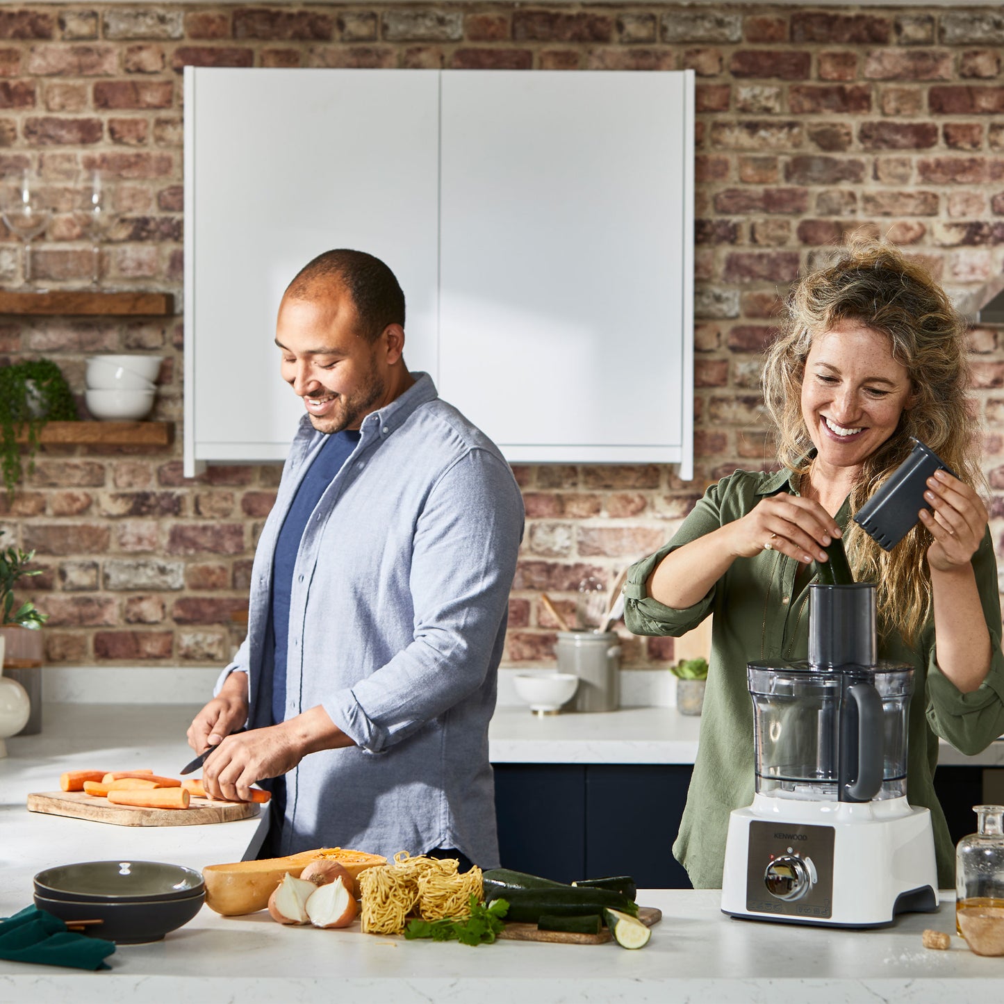 Kenwood Food Processor 1000W Multi-Functional With 3 Stainless Steel Disks, Blender, Grinder Mill, Juicer Extractror, Whisk, Dough Maker, CitrUS Juicer Fdp65.750Wh White