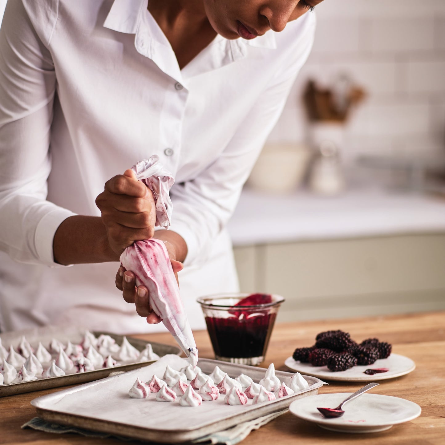 Kenwood Stand Mixer Hand (Electric Whisk) 300W With 2.4L Rotary Bowl, 5 Speeds + Turbo Button, Twin Stainless Steel Kneader And Beater For Mixing, Whipping, Whisking, Kneading HMP22.000Wh White