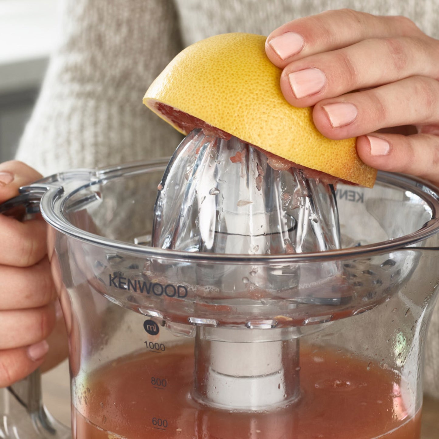 KENWOOD Citrus Juicer 40W Juice Extractor with 1L Transparent Juice Jug, Dust Cover, 2 Way Rotation, Cord Storage for Home, Office, Restaurant & Cafeteria JE280A White/Clear