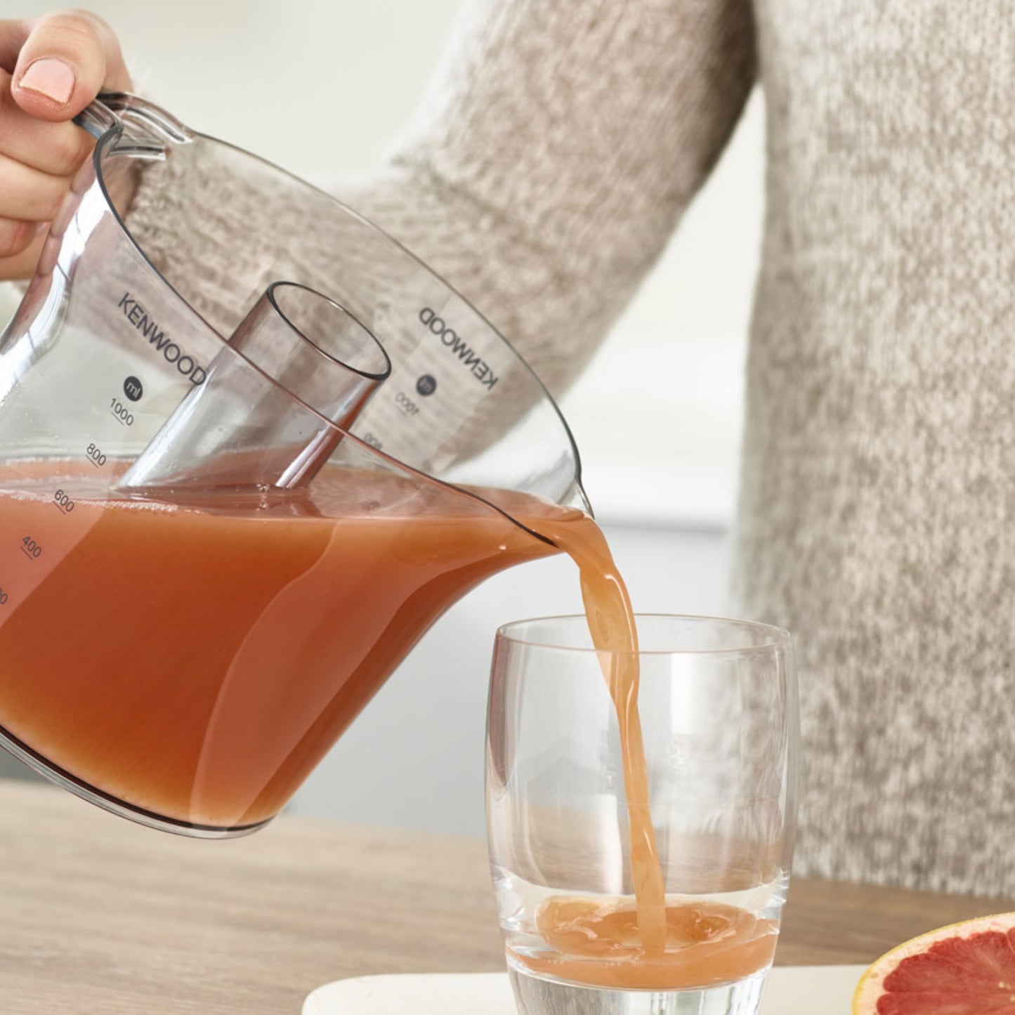 KENWOOD Citrus Juicer 40W Juice Extractor with 1L Transparent Juice Jug, Dust Cover, 2 Way Rotation, Cord Storage for Home, Office, Restaurant & Cafeteria JE280A White/Clear