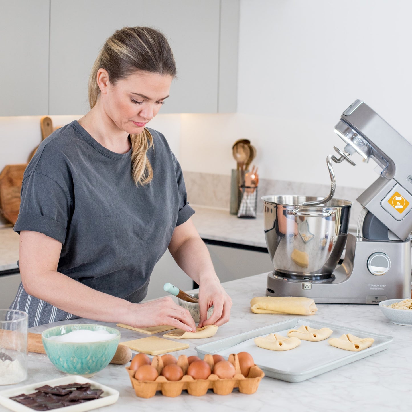 KENWOOD Stand Mixer Metal Body Kitchen Machine TITANIUM CHEF PATISSIER XL with Warming Function, Built-in Weighing Scale, DuoBowl, 4 Tools, Glass Blender, Meat Grinder, Multi Mill KWL90.344SI Silver