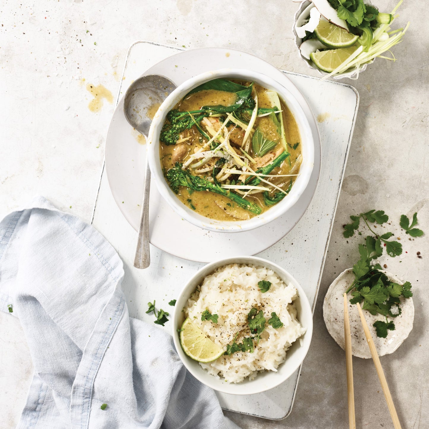 KENWOOD 20L Microwave Oven with 5 Power Levels, Defrost Function, 35 Minutes Timer 700W MWM20 Black and White