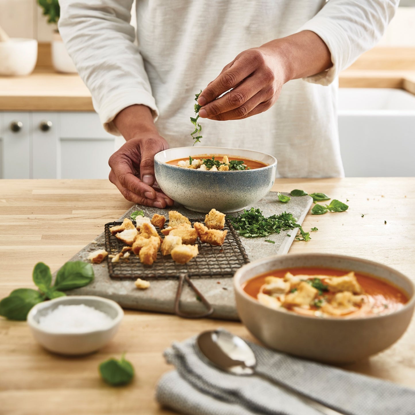 KENWOOD 20L Microwave Oven with 5 Power Levels, Defrost Function, 35 Minutes Timer 700W MWM20 Black and White