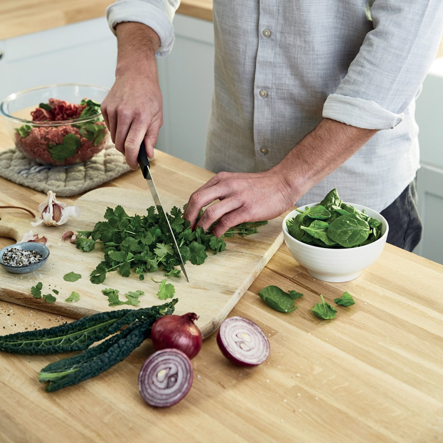 KENWOOD 22L Microwave Oven with Digital Display, 5 Power Levels, Defrost Function, Stainless Steel, Auto Menu, 95 Minutes Timer, Clock Function 700W MWM22.000BK Black/Silver