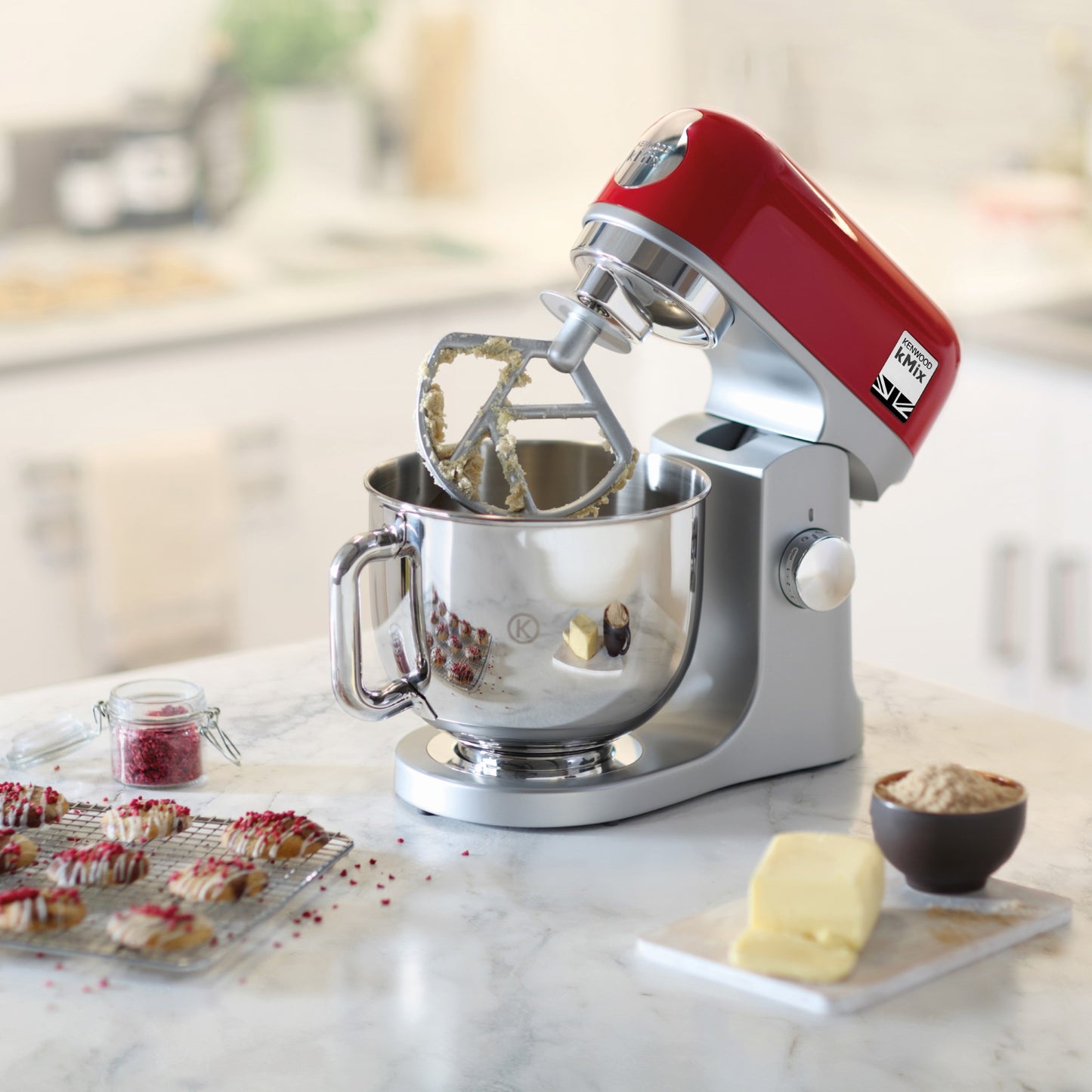 KENWOOD Stand Mixer PREMIUM Kitchen Machine kMix 1000W with 5L Stainless Steel Bowl, K-Beater, Whisk, Dough Hook, Splashguard, Spatula, Unique Fold Function, Smart Speed Control KMX750