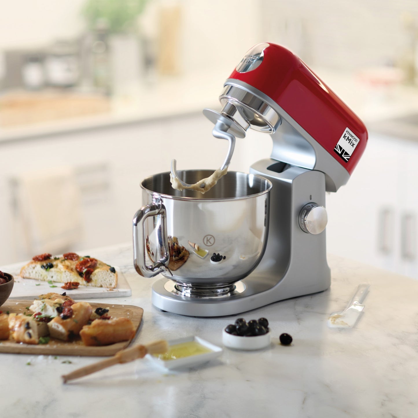 KENWOOD Stand Mixer PREMIUM Kitchen Machine kMix 1000W with 5L Stainless Steel Bowl, K-Beater, Whisk, Dough Hook, Splashguard, Spatula, Unique Fold Function, Smart Speed Control KMX750